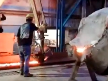 De multifunctionele gietmanipulator voor de oven die van toepassing is op de gieterijindustrie